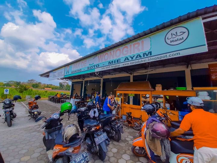 Mie Ayam Pakde Wonogiri, tempat makan siang enak di Kulon Progo Jogja yang dekat dengan hotel dan tempat sewa motor.
