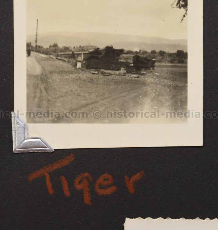 two photos of a JAGDTIGER (1)