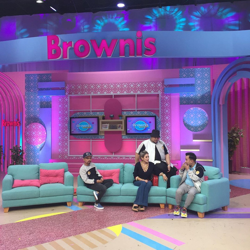 Nikita Mirzani saat menjadi bintang tamu di acara Brownis TransTV. 