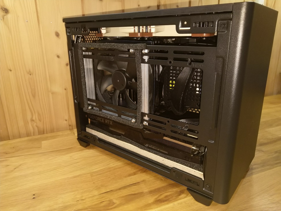 Log NR200 with sidemounted 140mm intake fan Alpenföhn Black Ridge and Noctua NHC14S SFF