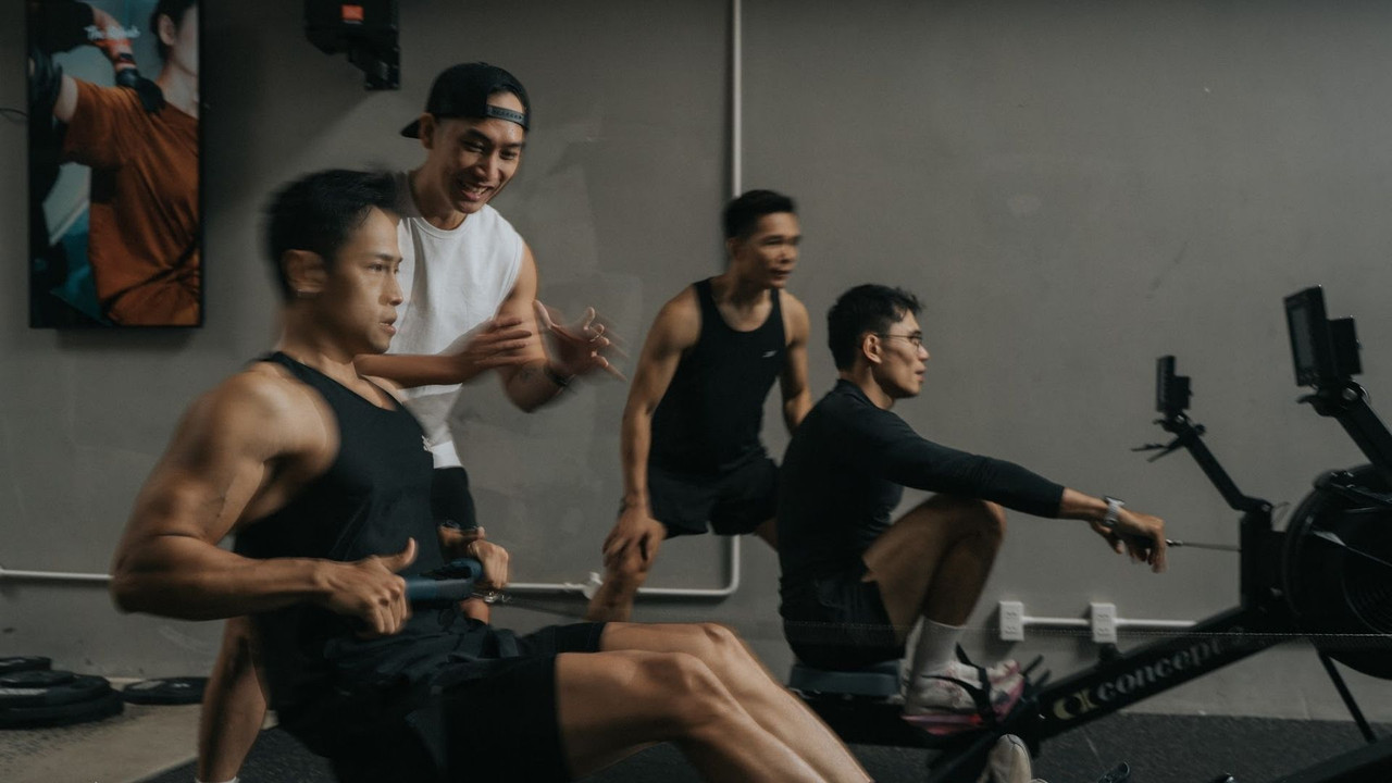 HYROX Training có phù hợp với người mới không - buổi tập nhóm tại phòng gym