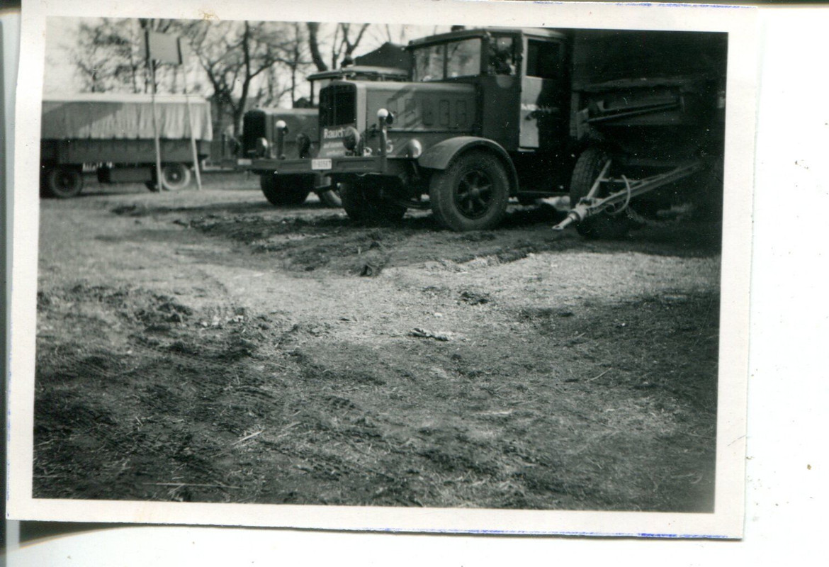Orig.Foto LKWs Wehrmacht auf Parkplatz im Geländ