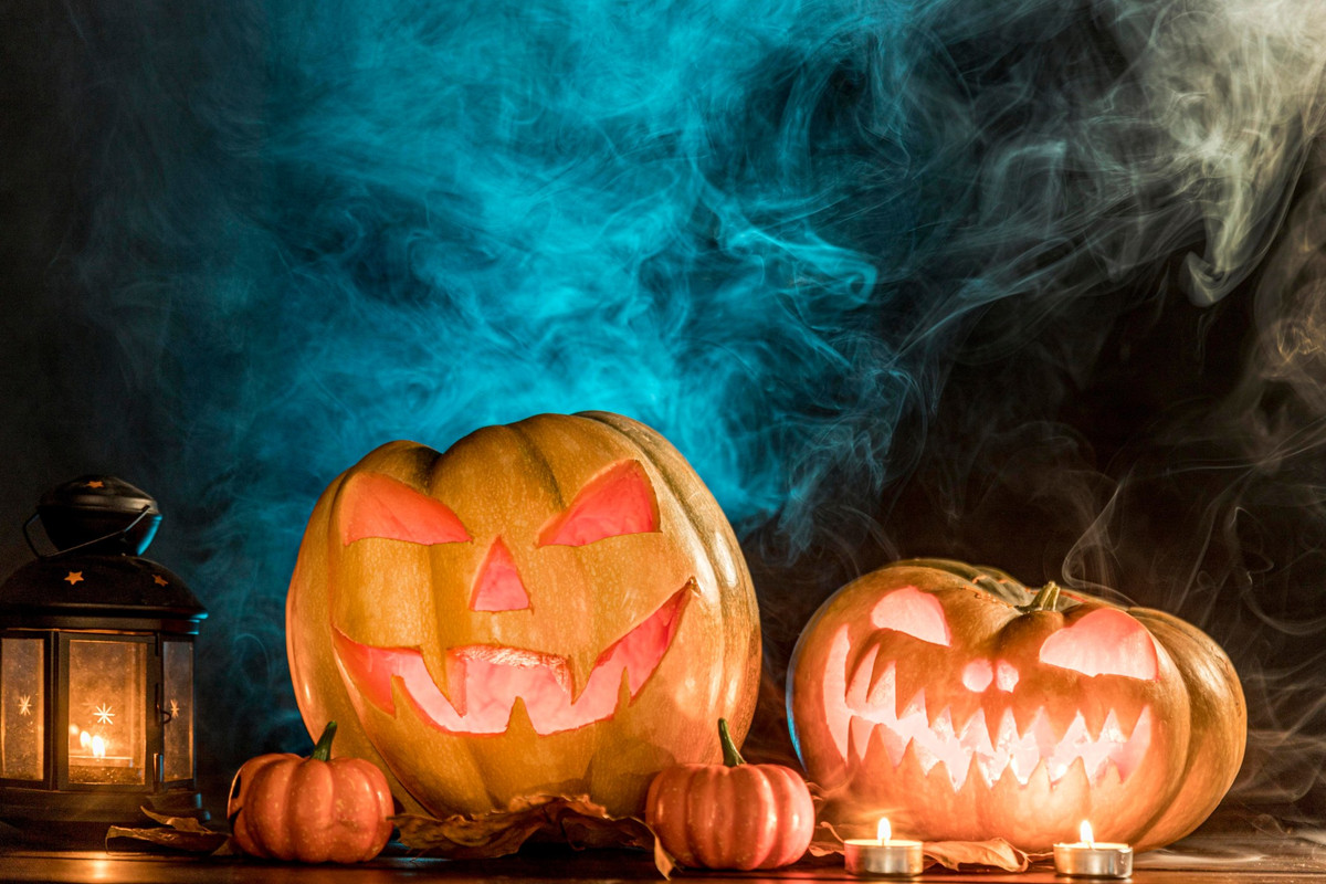 Zucche intagliate illuminate per Halloween Zucche intagliate con volti spaventosi illuminate da candele per Halloween