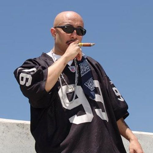 mr-capone-e-smoking-a-puro-picture.jpg