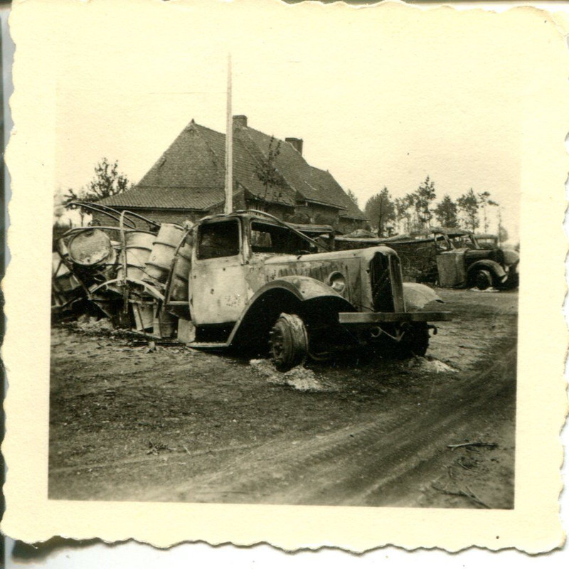 Orig.Foto zerstörter LKW mit Treibstoffässern WW