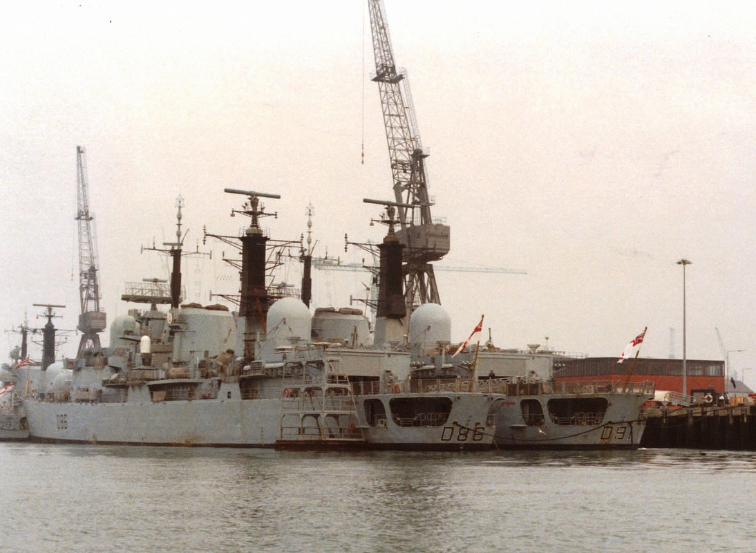 HMS Birmingham (D.86) и HMS Nottingham (D.91) в Портсмуте