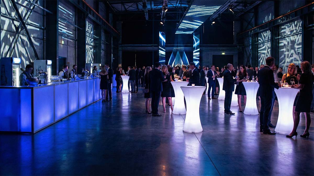 Вечернее мероприятие с LED-мебелью: светящаяся барная стойка и коктейльные столы