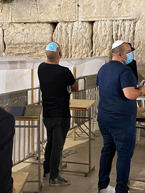 У Стены Плача медицинская маска превращается в кипу