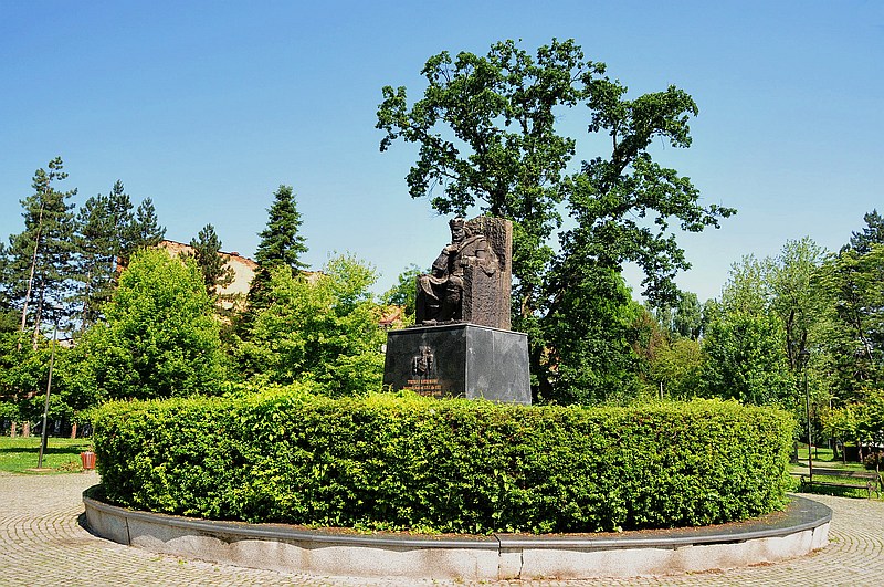 Zapisi iz Bosne Tuzla-Gradski-park-spomenik-Tvrtku-I-Kotromani-u-438-064