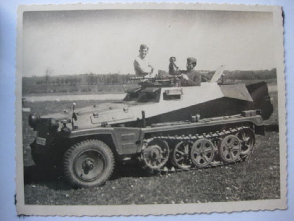 WWII Schützenpanzer mit Maschinengewehr und Gurt