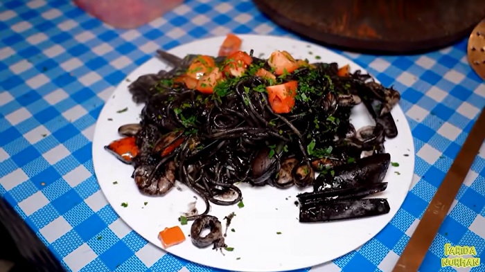 Sajian spageti ink di Mike's Pizza Asia