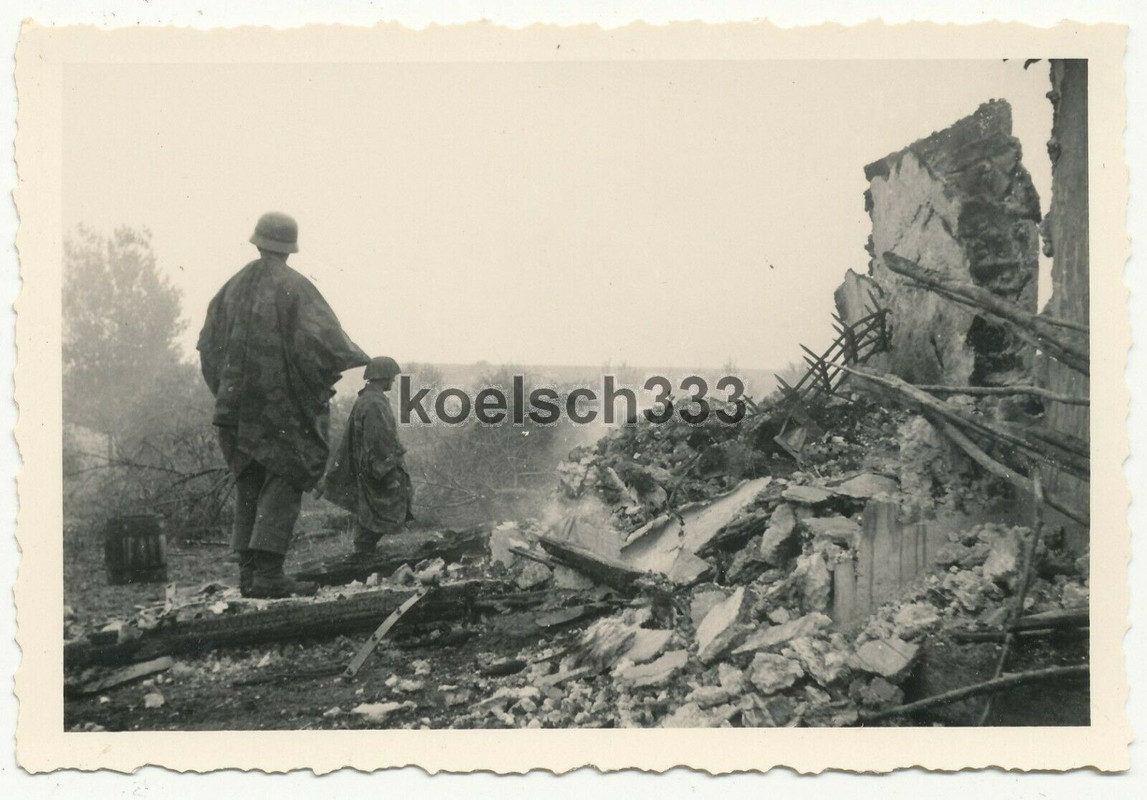 Foto Ostfeldzug der 297. ID - Infanterie beim Durchkämmen von Annenskej Ukraine