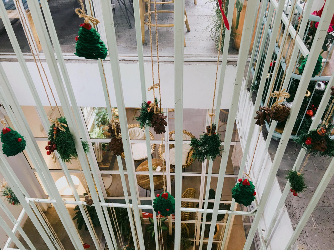 Mê mẩn 8 QUÁN CAFE DECOR GIÁNG SINH siêu lộng lẫy ở Hà Nội cho các tín đồ sống ảo - ảnh 46 me man 8 quan cafe decor giang sinh sieu long lay o ha noi cho cac tin do song ao - anh 46