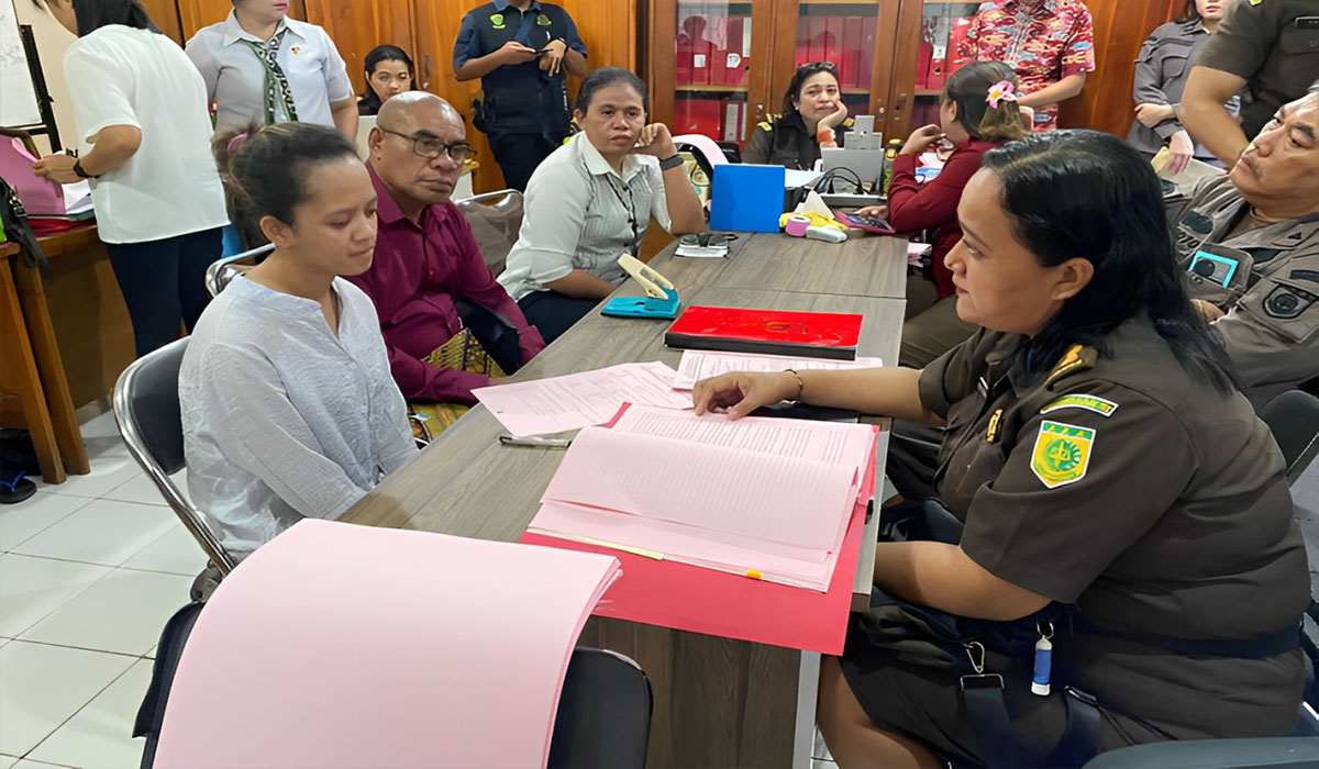 Tangisan Mahasiswi Penyuplai 3 Anak Eks Kapolres Menggema di Kupang