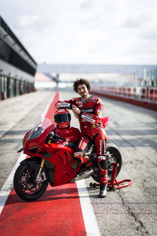 Фотографии Ducati Panigale V4 2022