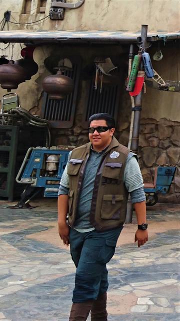 PERSONAJES EN STAR WARS: GALAXY'S EDGE - DISNEYLAND ~ STAR WARS: GALAXY'S EDGE, LA GUIA (24)