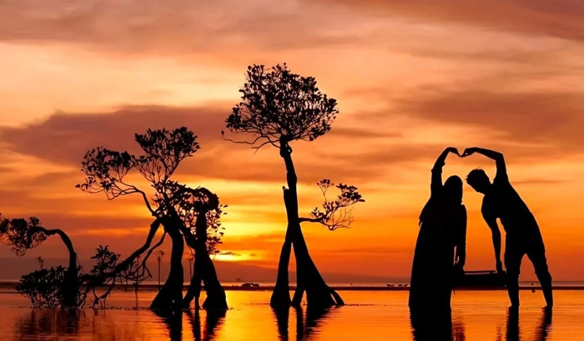 Momen Emas Senja di Pantai Walakiri