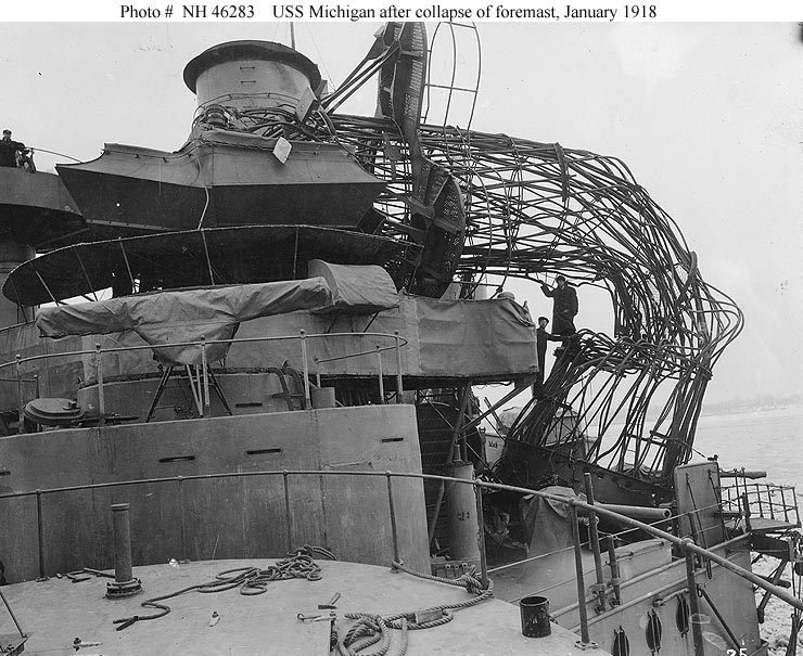 [GÉNÉRIQUE) Les Cuirassés dans tout leur état - Page 6 USS-Michigan-BB-27-collapsed-cage-foremast