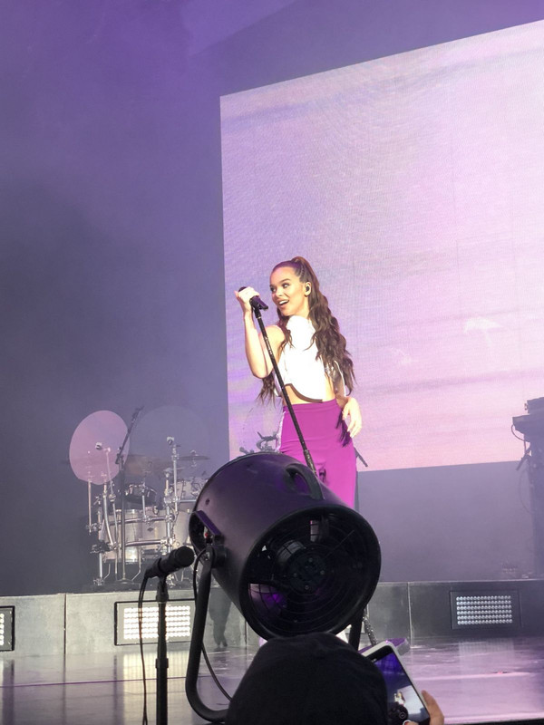 hailee-steinfeld-performs-at-blue-hills-bank-pavilion-in-boston-
