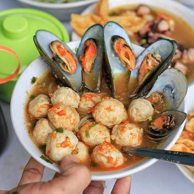 Bakso dengan tambahan kerang