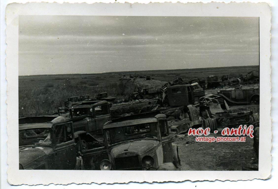 Ostfront Autofriedhof zerstörte Fahrzeuge PKW LK