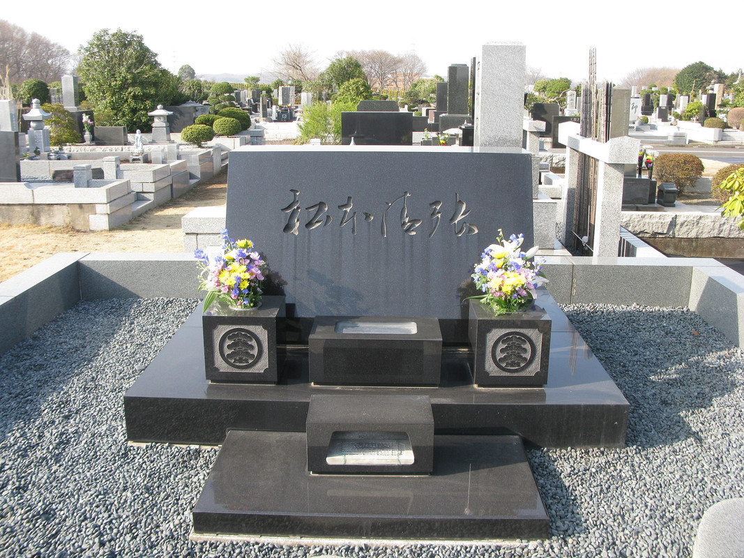 2560px-Tomb_of_Seichō_Matsumoto_at_Hachioji