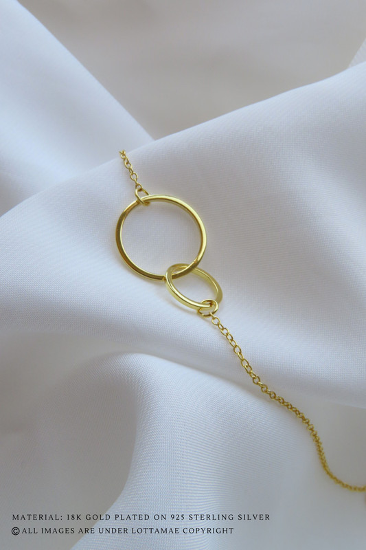 Esta preciosa pulsera minimalista para madre e hijo es la forma perfecta de demostrar tu amor y aprecio. Elaborada con plata de ley 925 y chapada en oro de 18k para un acabado de lujo, consta de dos anillos, uno grande y otro pequeño, que simbolizan el vínculo entre madre e hijo. Su diseño sencillo es llamativo pero discreto, por lo que es perfecto para llevar a diario. Un diseño atemporal que tanto usted como su hijo atesorarán para siempre. Regala esta pulsera como un recuerdo especial que será apreciado y recordado durante muchos años.
