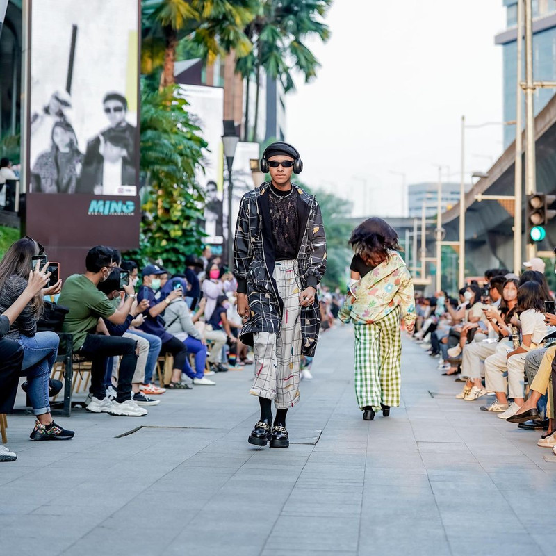 Penampilan Roy Citayam Fashion Week saat berlenggang di Fashion Sport Kuningan City yang digelar Sabtu (30/7/2022) kemarin.