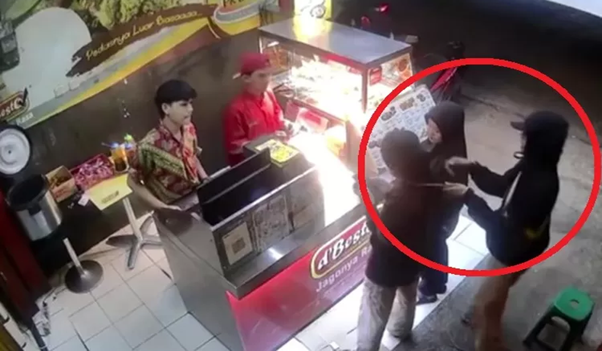 Viral! Percobaan Begal Todong Wanita Pakai Celurit di Depok, Terekam CCTV