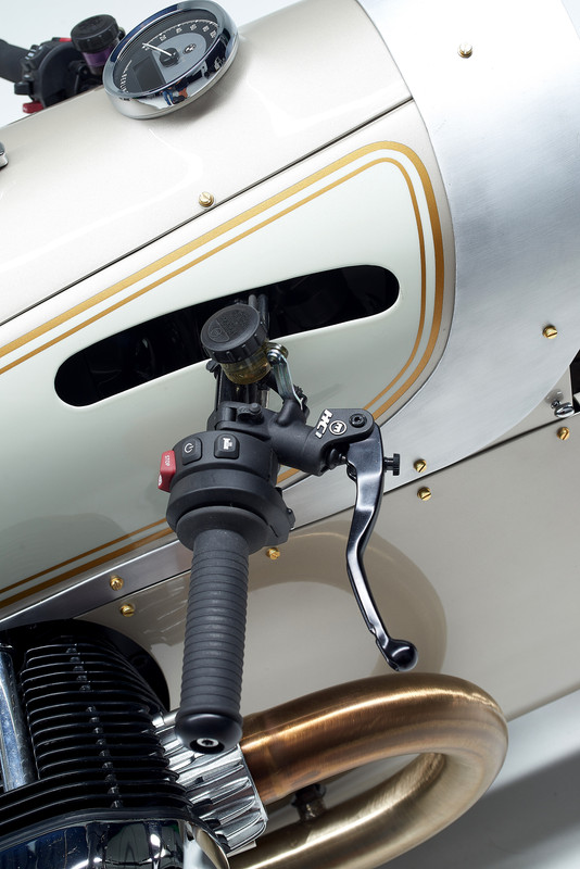 P90513760_highRes_bmw-r-18-the-crown-0