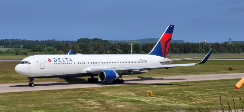 Maskapai penerbangan Delta Airlines lakukan penyelidikan dan minta maaf usai insiden penumpang kepanasan dan pingsan gara-gara tertahan di pesawat selama 3 jam.