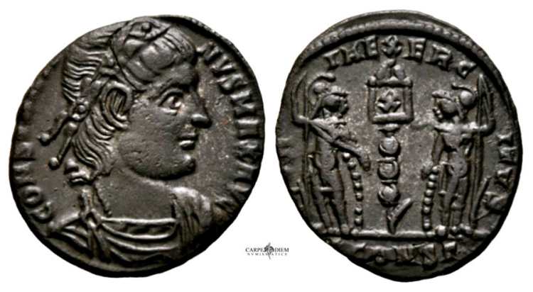 AE4 de Constantino I. GLORIA EXERCITVS. Soldados entre 1 estandarte. Arlés Arles-RIC-VII-402-S