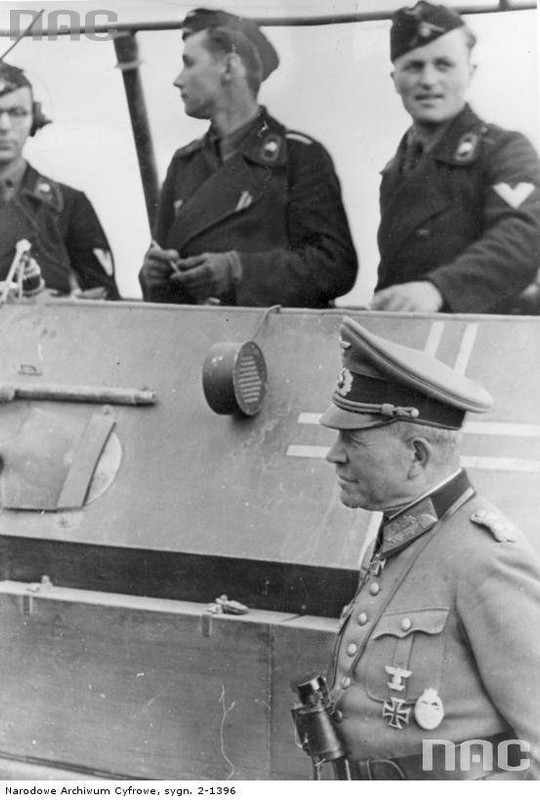 Heinz Guderian junto a un SdKfz 251 6, julio de 1941
