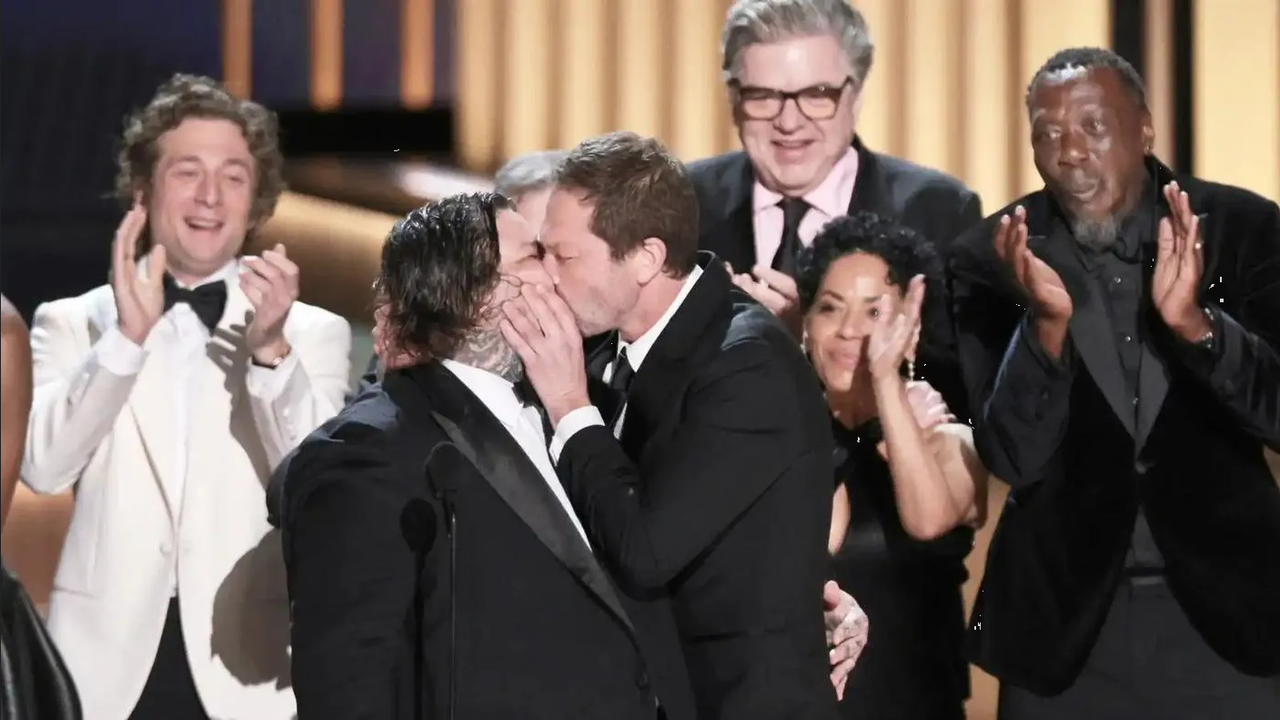 Así fue el beso gay que sorprendió en el escenario de los Emmy 2024