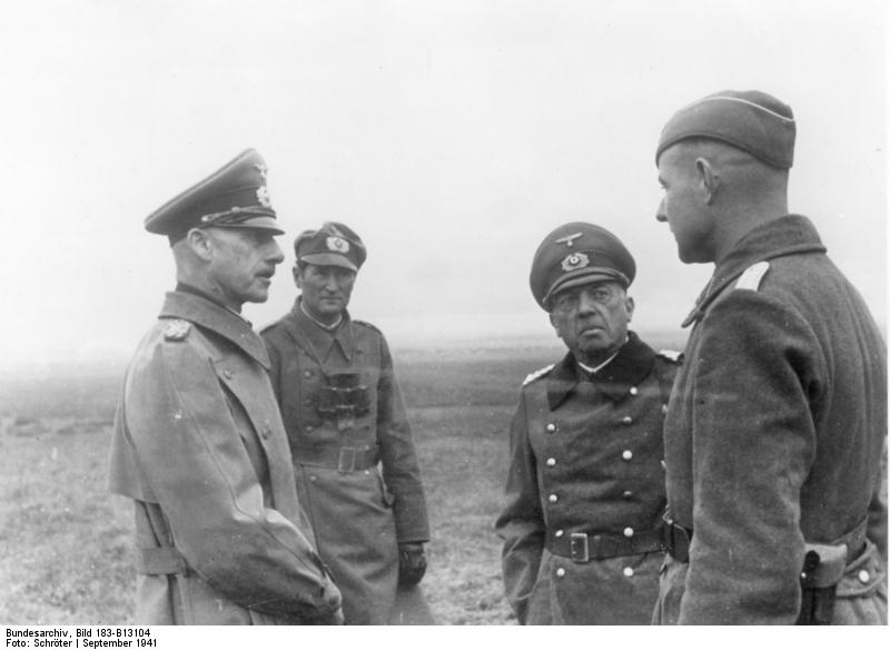 El comandante en jefe del Grupo de Ejércitos Norte, el mariscal de campo Ritter von Leeb, y el comandante en jefe del 18º ejército, el coronel general von Küchler conversando con un oficial. Frente soviético, septiembre de 1941