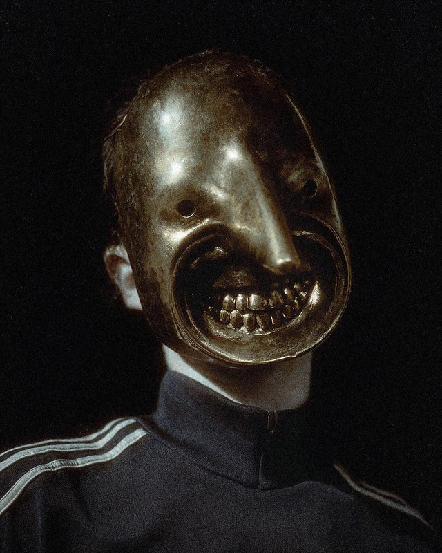 Pendant ce temps, dans le plus éloigné des salons