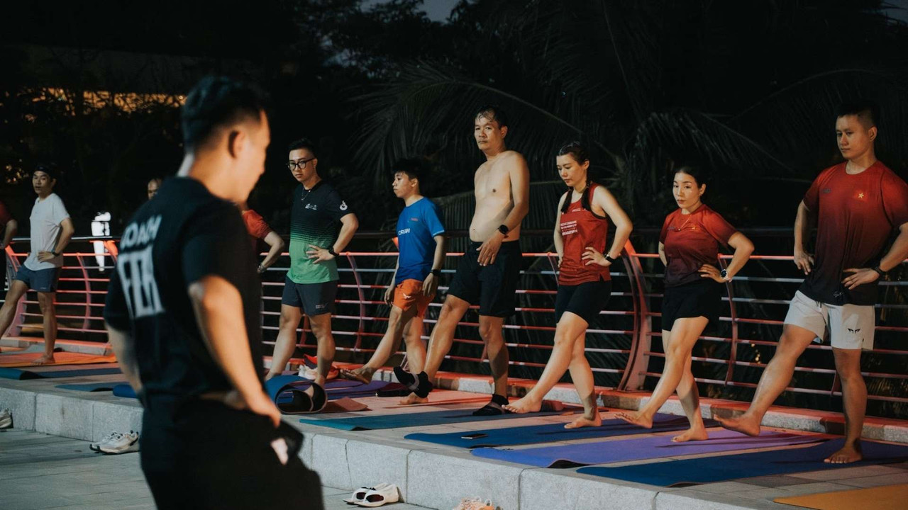 Huấn luyện viên Active Fox hướng dẫn nhóm khởi động và kiểm soát vận động khớp gối trước buổi tập