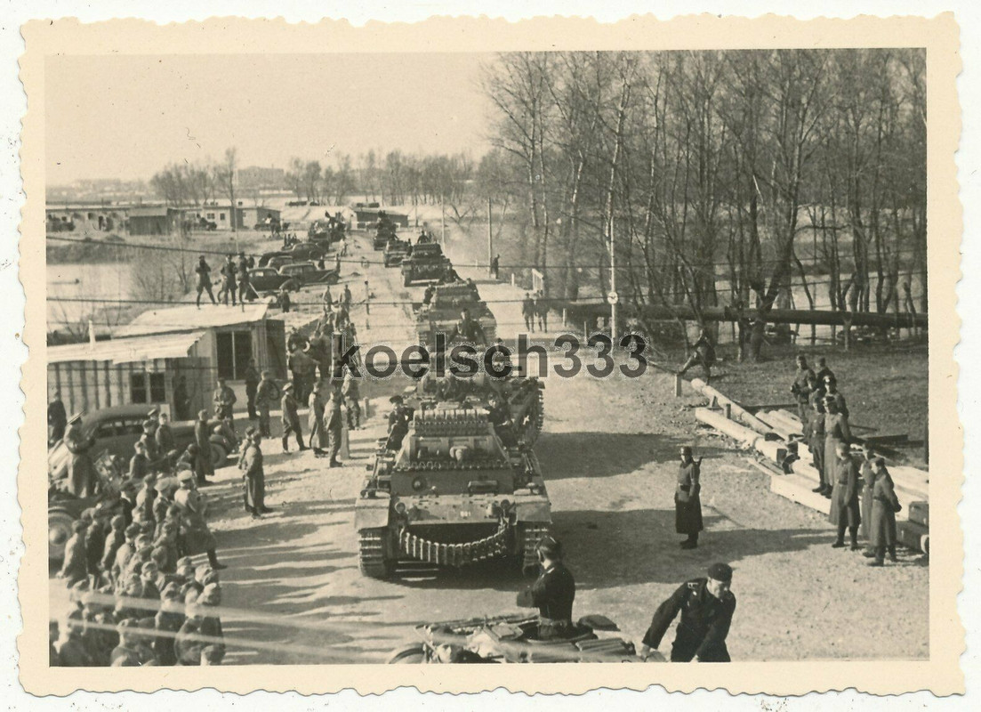 Foto Panzer Kolonne der Wehrmacht auf dem Marsch über die Donau in Rumänien