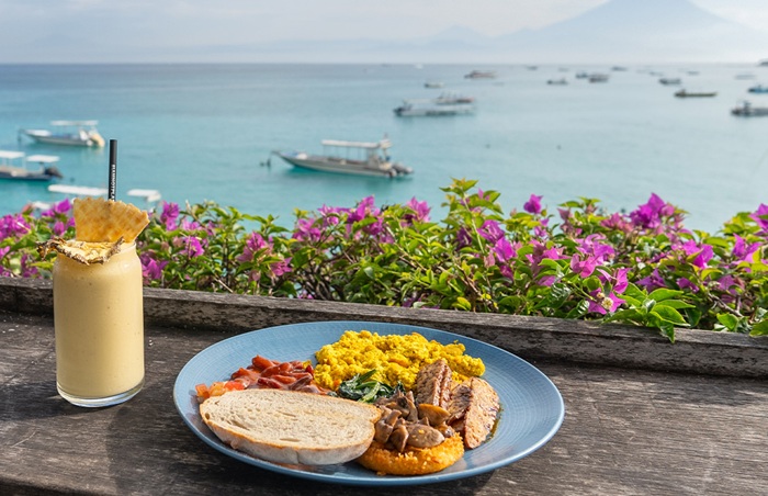 Pemandangan yang terlihat saat menyantap hidangan di The Deck Cafe & Bar, Nusa Lembongan, Bali.