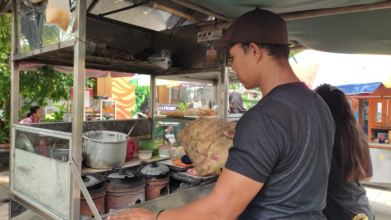Penjaja surabi Solo yang masih memasak dengan arang di kawasan Ngarsopuro Street Food.