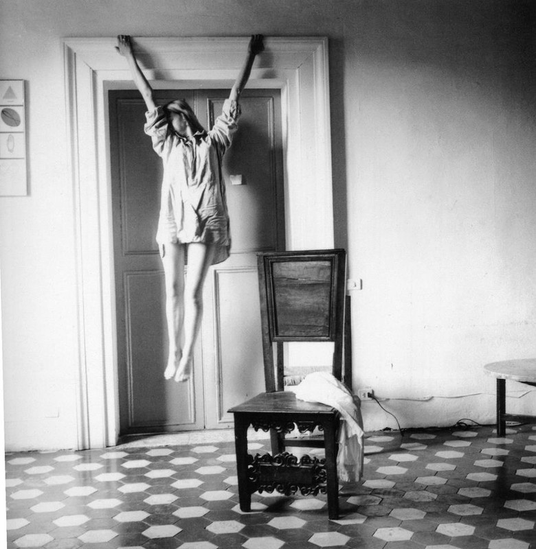 http://viadellebelledonne.files.wordpress.com/2013/05/foto-di-francesca-woodman.jpg