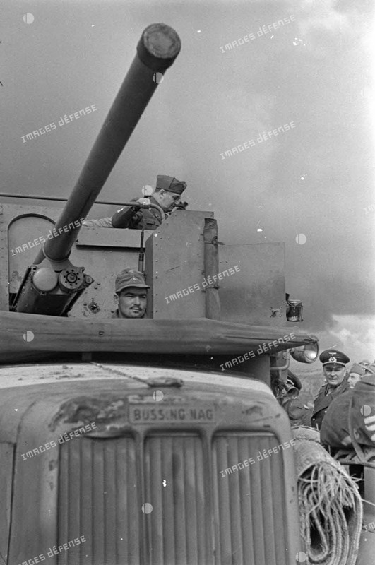 Le général Cavarello inspecte un blindé SdKfz-6 équipé d'un canon de 7,62 cm PaK (r).1