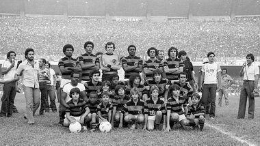Time do Flamengo posado para foto nos anos 80