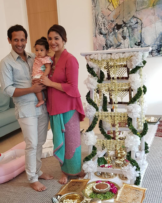 Nadiem Makarim bersama istri dan anaknya