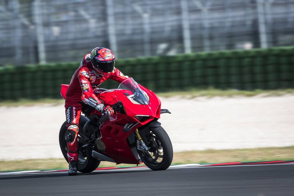 Супербайк Ducati Panigale V4 2022