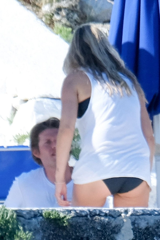 Kate-Moss-UpskirtSTARS.com-1024x1536 (8)