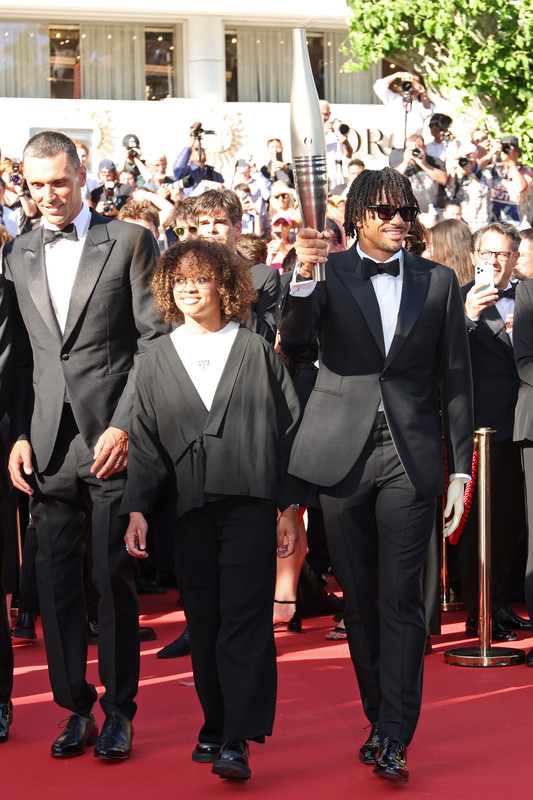 La fiamma olimpica sul red carpet di Cannes 2024 con Berluti La fiamma olimpica sul red carpet di Cannes 2024 con Berluti