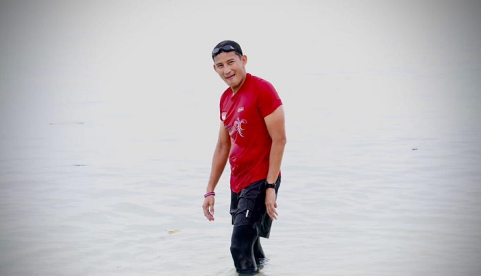 Sandiaga Uno saat mencoba sensasi berenang di Pulau Dodola, Morotai, Jumat (25/11/2022).