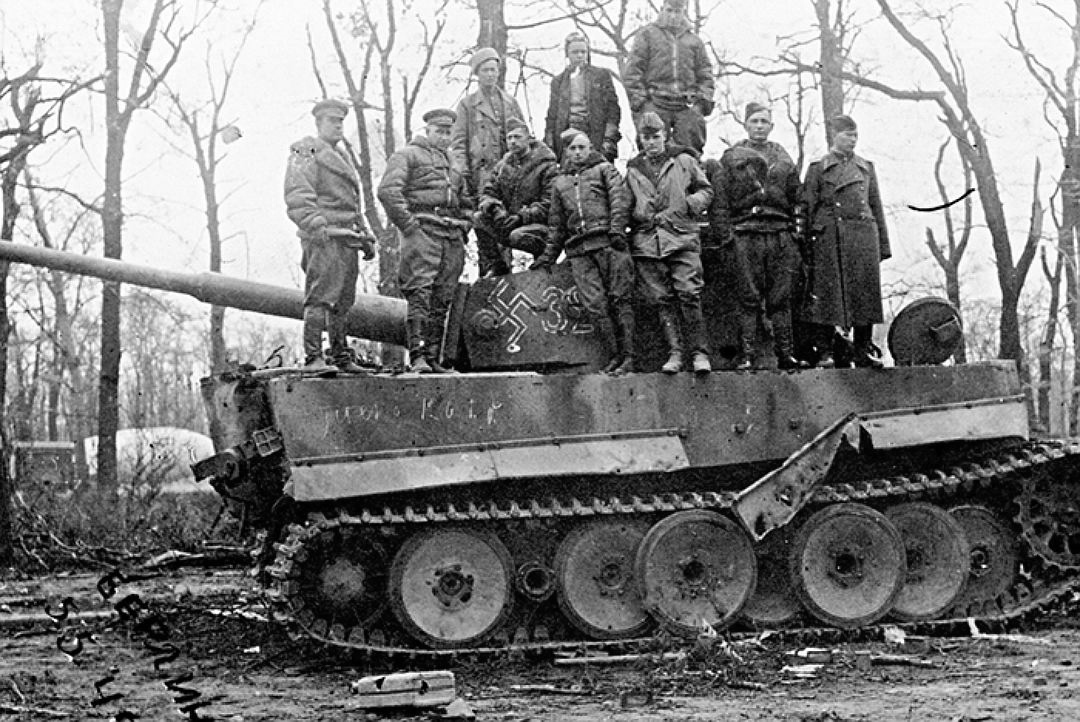 Советские лётчики на подбитом немецком танке Pz.Kpfw. VI «Тигр» 