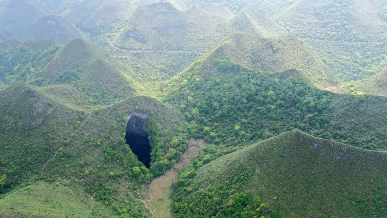 Scoprono in Cina un enorme buco nella montagna con una foresta all'interno